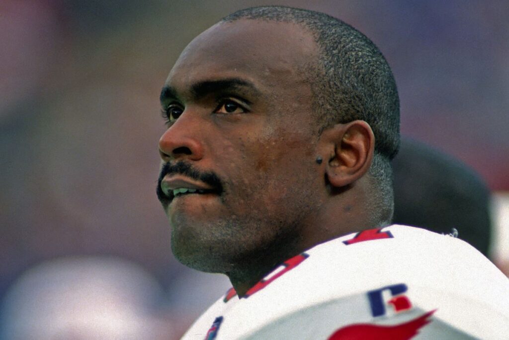 Luis Ernesto Sharpe, the rugged left tackle who protected quarterbacks for the Cardinals across St. Louis, Phoenix, and Arizona, died at age 65 .